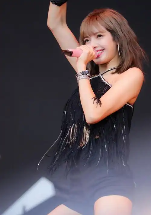 直角肩 蚂蚁腰!身材满分的lisa每件穿搭都这么"大胆"?