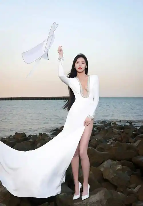 孙芮穿深v高开叉长裙,时尚写真_相机_身材_黑色