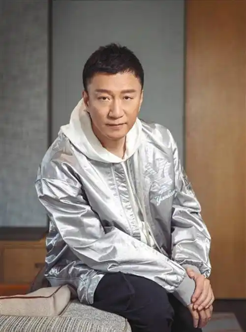 孙红雷漂亮成功晒自拍照,眼睛变大尖下巴明显,与从前判若两人?