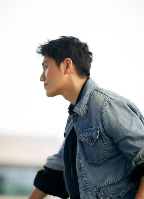 陈坤利落短发亮相直播间 牛仔look率性清爽状态佳