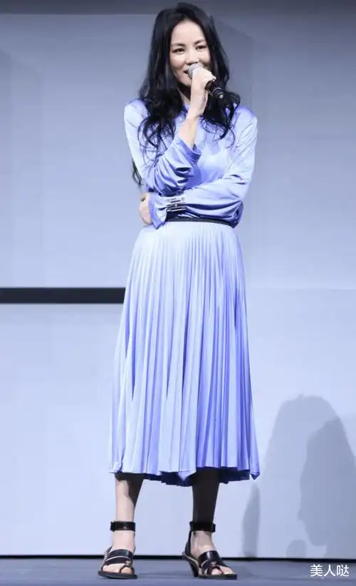 55岁王菲素颜现身寺庙,肌肤吹弹可破似少女,但身材竟"缩水"成老太太?