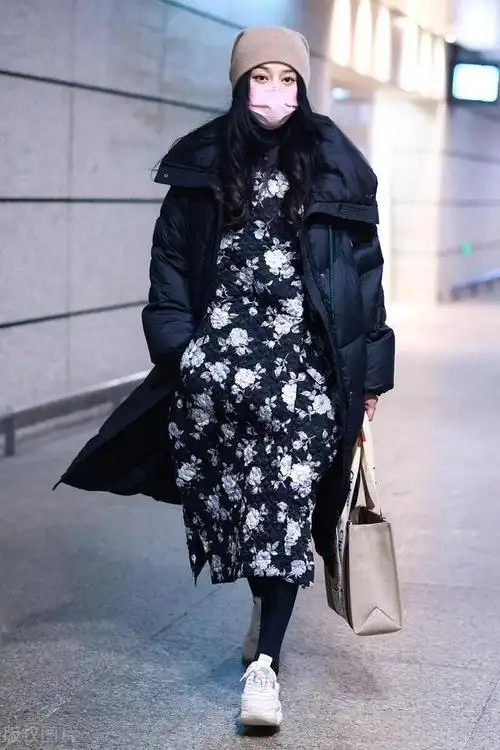 范冰冰高调走机场穿印花裙搭羽绒服保暖又雅致美得宛若画中人