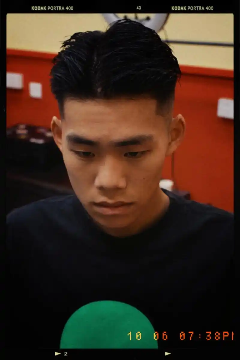 男生港风三七侧背