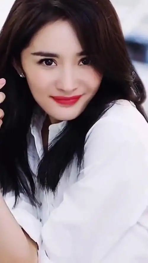 杨幂 治愈系笑容太甜美了 心情瞬间美美哒%