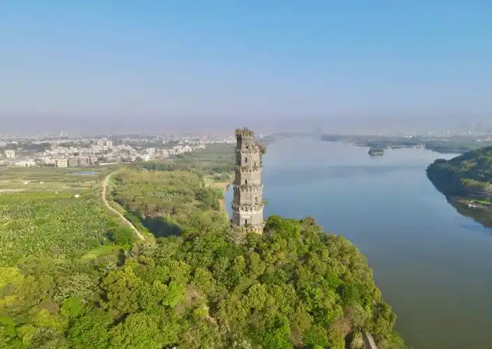 濒水数丈,洪峰季节,江水汹涌湍急,人谓"急水",故塔也有"急水塔"之称