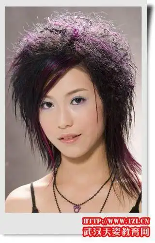 烟花烫和锡纸烫差不多啊,只是锡纸烫没有烟花那样特蓬的效果!