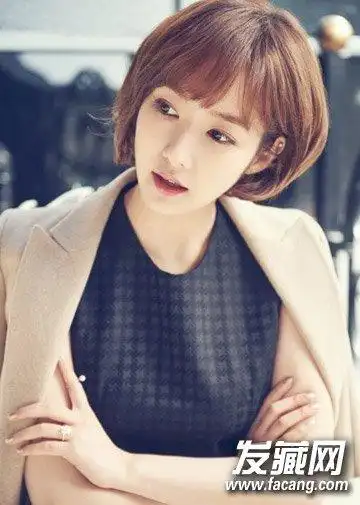 韩式短发烫发发型 女生最爱短发造型盘点(5) 导读:朴敏英的这款齐耳