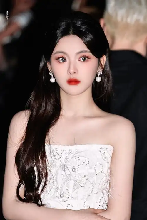 #杨超越钉珠蕾丝裙##杨超越上海时装周#