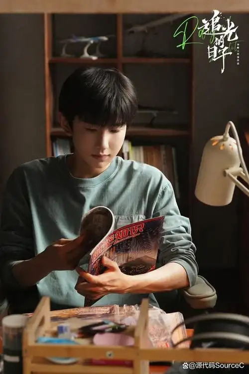 作为特邀主演,王源饰演了一个名叫高远的高中生,他以自己敏锐的观