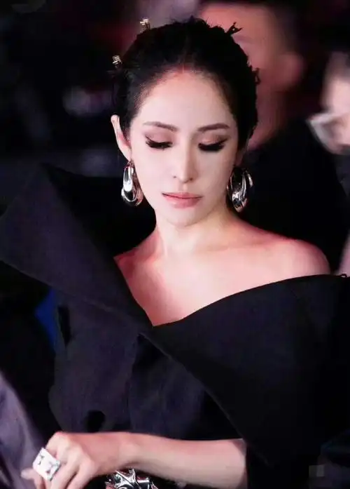 "双十一"这一夜,蔡国庆和萧亚轩两个"混子"歌手,原形毕露?