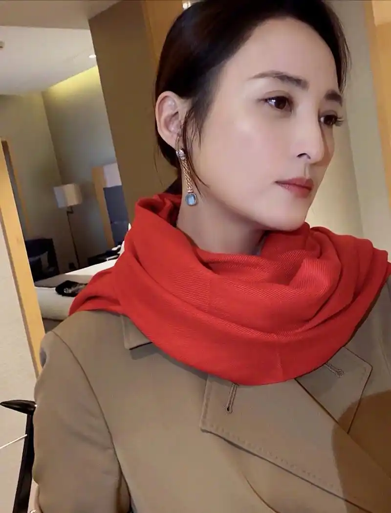 44岁蒋勤勤近照曝光,风衣配红围巾,妆容精致,网友:保养的真好