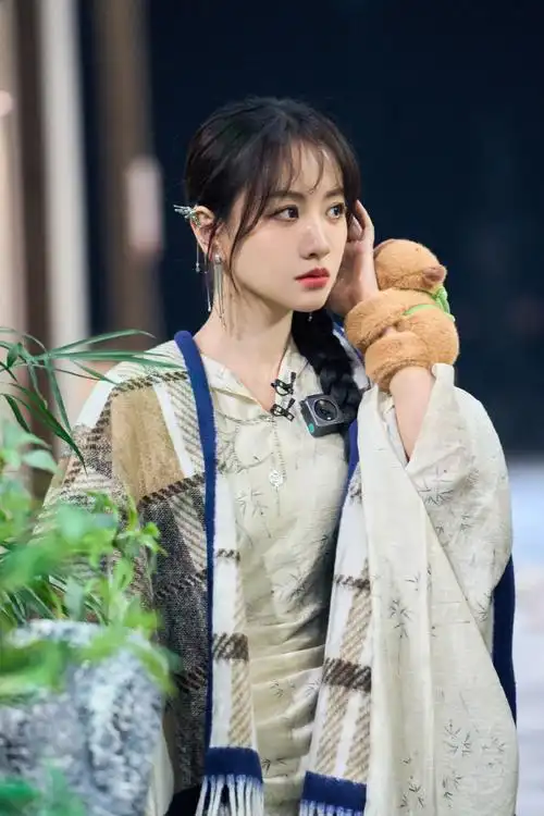 杨蓉超话「蓉巴拉」#大侦探#  在线解锁蓉巴拉@杨蓉高清剧照