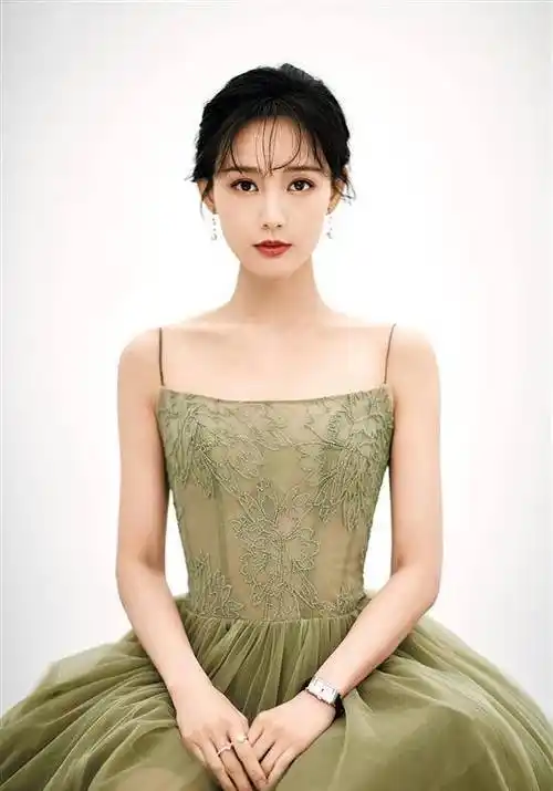 李一桐(资料图片)在三部热播古装剧中担纲女主角,回应"谁带都不火"的