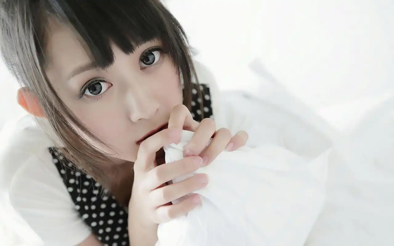 清纯的白衣美女性感电脑桌面壁纸