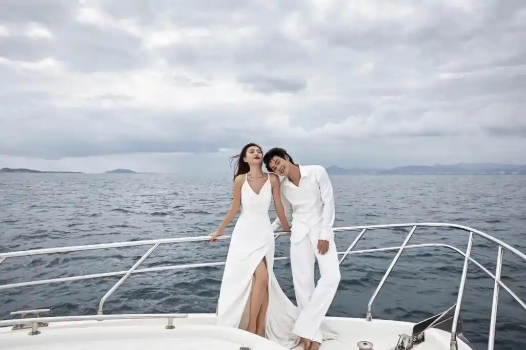 95后首选风格轻奢时尚游艇婚纱照