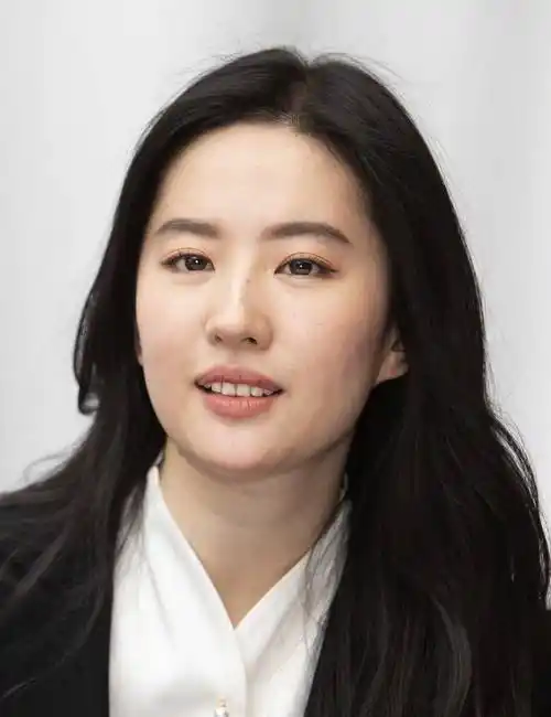 刘亦菲近照罕见曝光,被指胖成中年大妈,女星颜值比演技重要?_花木兰_