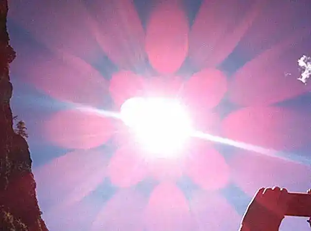 鸡足山金顶莲花状佛光细部