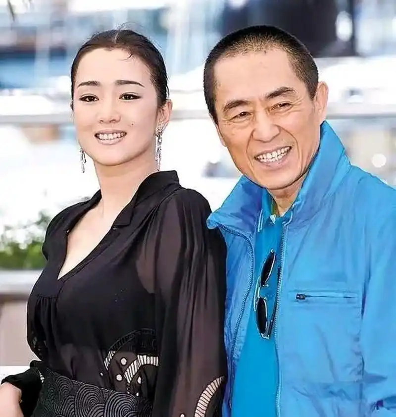 张艺谋和巩俐同居期间,有一次张末到家里来玩,巩俐看到张末来了,马上