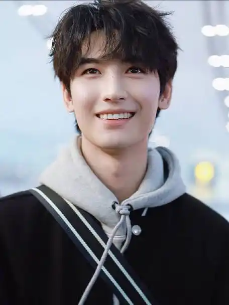 黄俊捷机场生图