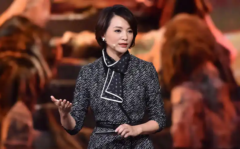 主持位置被顶替,家人被限制高消费,央视主持人董卿的日子不好过_观众