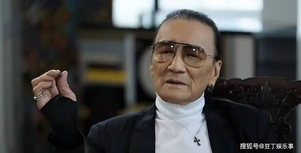 87岁谢贤成孤寡老人,每天看谢霆锋照片发呆,直言已选好陪葬品_张柏芝