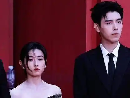 张子枫 #陈飞宇 同框,有cp感吗?#北影节开幕式红毯