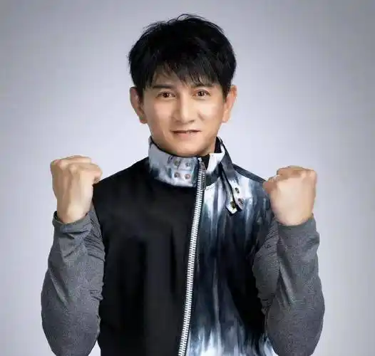 年龄相差17岁,吴奇隆与刘思思"老少配"传出分手,他52岁还很强_刘诗诗