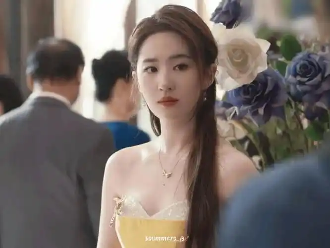 刘亦菲黄玫瑰吊带裙造型好美呀!就像一阵温柔的清风,美的人心醉