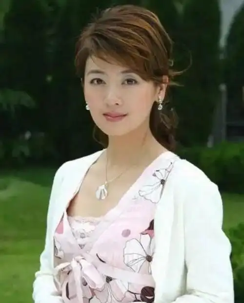 小李琳二婚丈夫年轻6岁,甘愿做软饭男,婚姻状况引关注