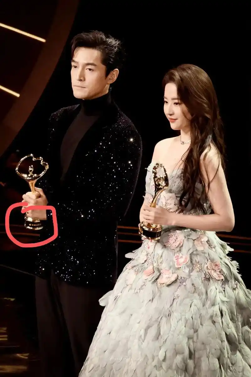 刘亦菲 #明星 #微博之夜 #胡歌 #热门 网友们的火眼金 - 抖音