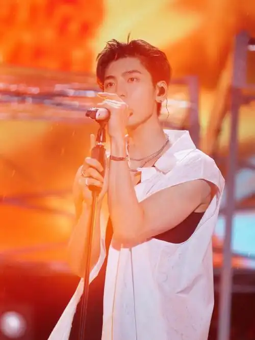 王子异说大家都要喝杯热水哦##王子异厦门音乐节舞台照