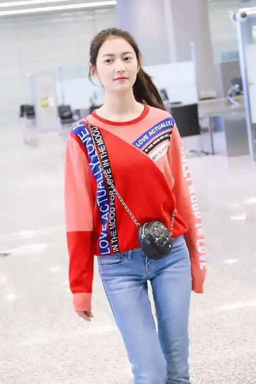 陈钰琪挺会穿穿牛仔外套显活力外穿里面的套头卫衣更甜美