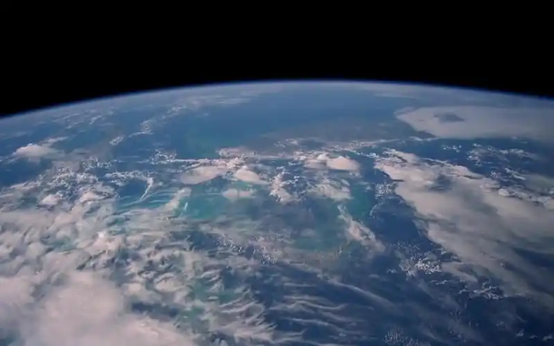 从宇宙俯瞰地球