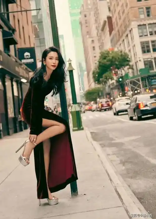 李冰冰皮肤身材一点没垮,穿红丝绒连衣裙秀水蛇腰,不敢信有50岁
