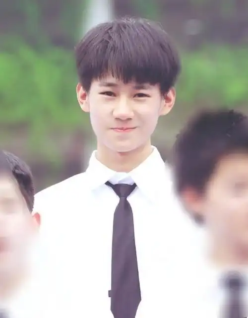 张真源拍高中毕业照#即将进入崭新大学校园,一直在好好长大!