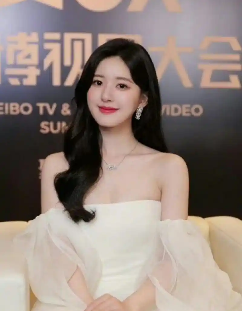 赵露思紫色抹胸裙造型 露思最近造型绝美了