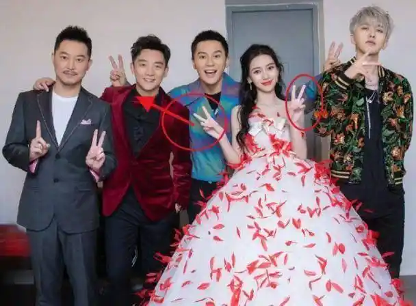 李晨_姿势_蔡徐坤