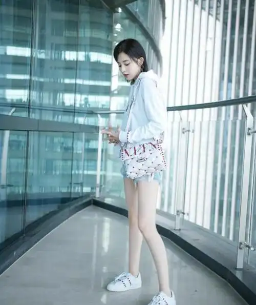 "夜明珠"的牛仔短裤搭配白色卫衣,古力娜扎再现颜值巅峰!