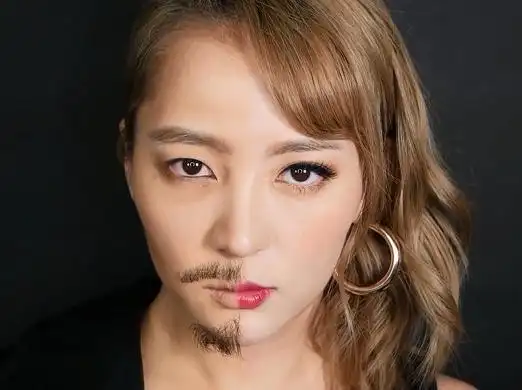 太牛了韩国妹子用自己的脸画了一半女妆一半男妆