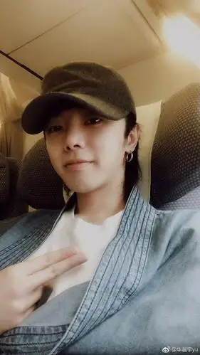 路飞悬赏金升至15亿 华晨宇晒自拍:要庆祝