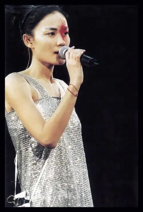 halley设计的水钻面罩在红馆唱着《bohemian rhapsody》的王菲,在2001