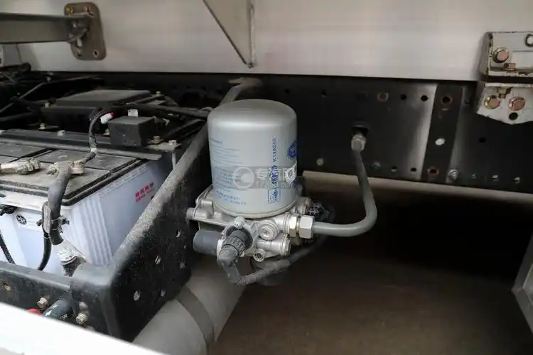 解放j6后双桥国六25方铝合金运油车空气干燥器