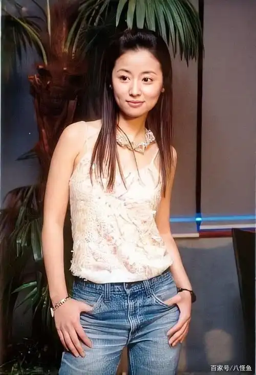 林心如早年素颜写真被修复,吊带上衣配牛仔裤打扮平淡却很养眼!