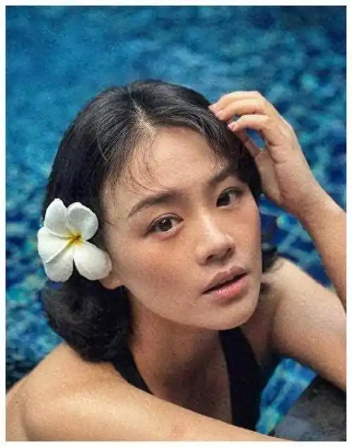 俏皮可爱的马思纯,穿上泳装,短发惊艳亮相_写真_魅力_公益