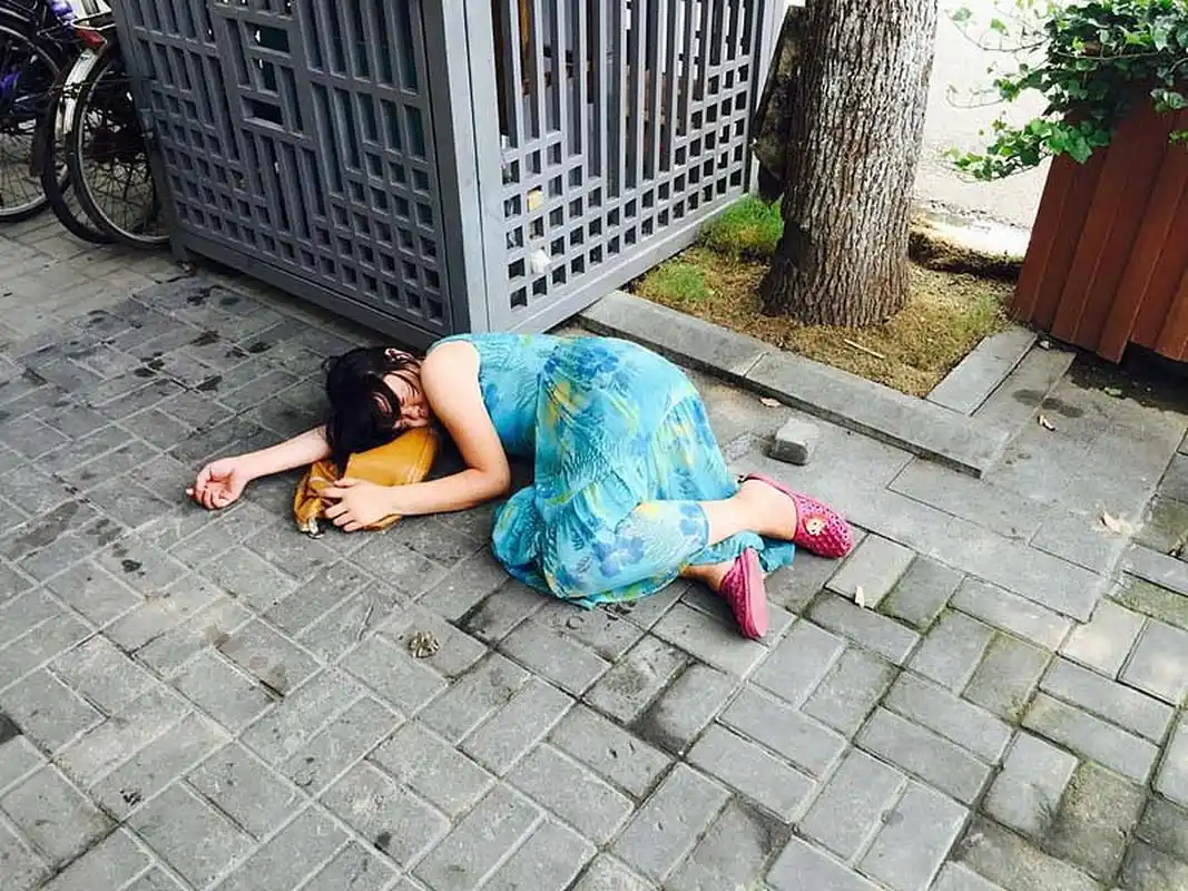 女子醉酒吐车上却扫不出20元赔偿,司机怒骂"不要脸