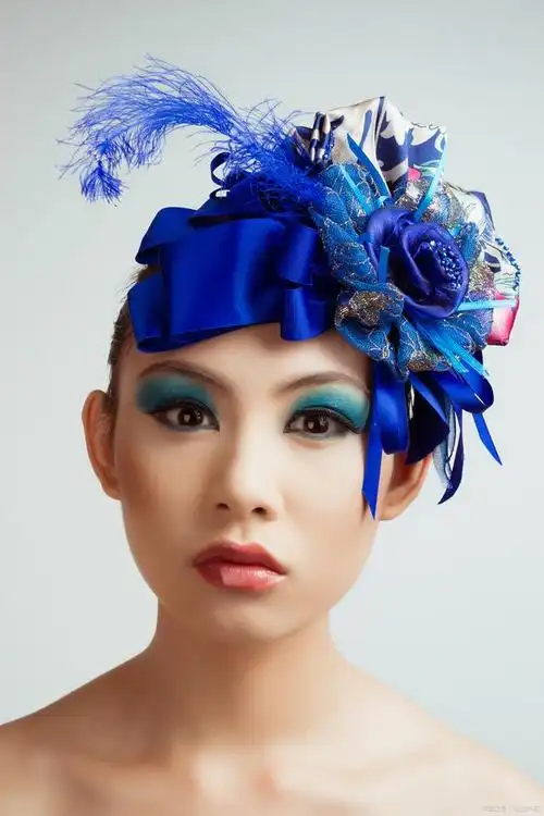 舞台妆通常需要更加夸张,醒目,以突出演员的面部特征和情感表达.