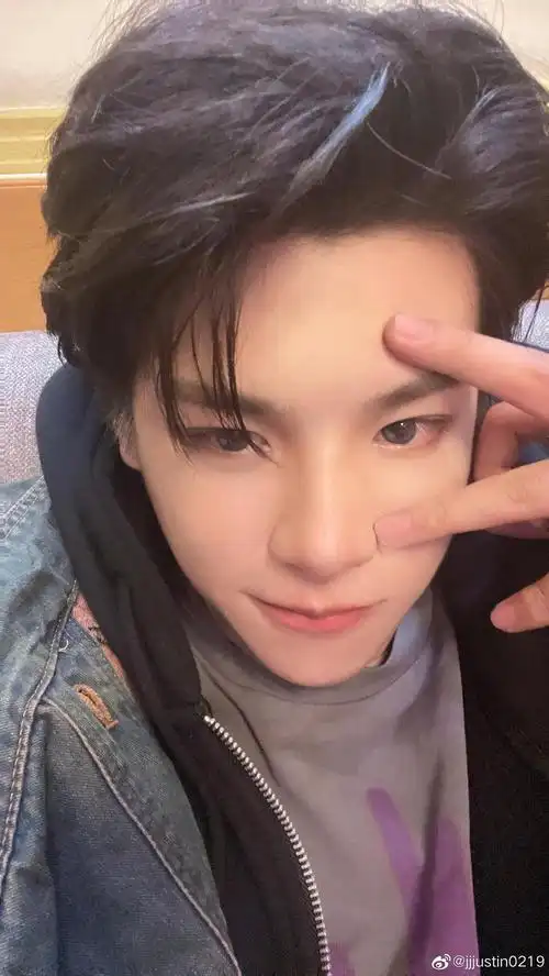 黄明昊晒帅气自拍照用手比3庆祝出道三周年