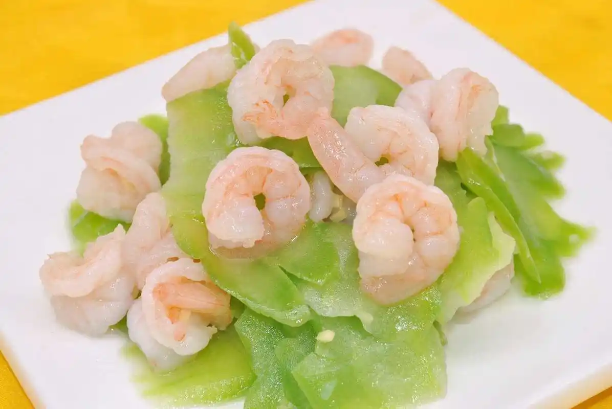 一道非常简单,又有食疗效果的凉菜,苦瓜拌虾仁,三分钟即可学会