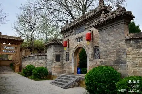 在两座石牌坊之间,是"八"字形的永庆门.上书镌刻" 河东世家".