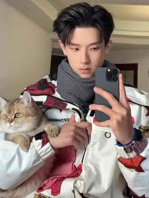 一枚人人喜欢的篮球帅哥,小哥哥五官端正硬朗,气质痞帅痞帅的很有个性